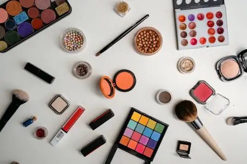 Detailaufnahme von Beauty-Werkzeug als allgemeines Branchenmotiv